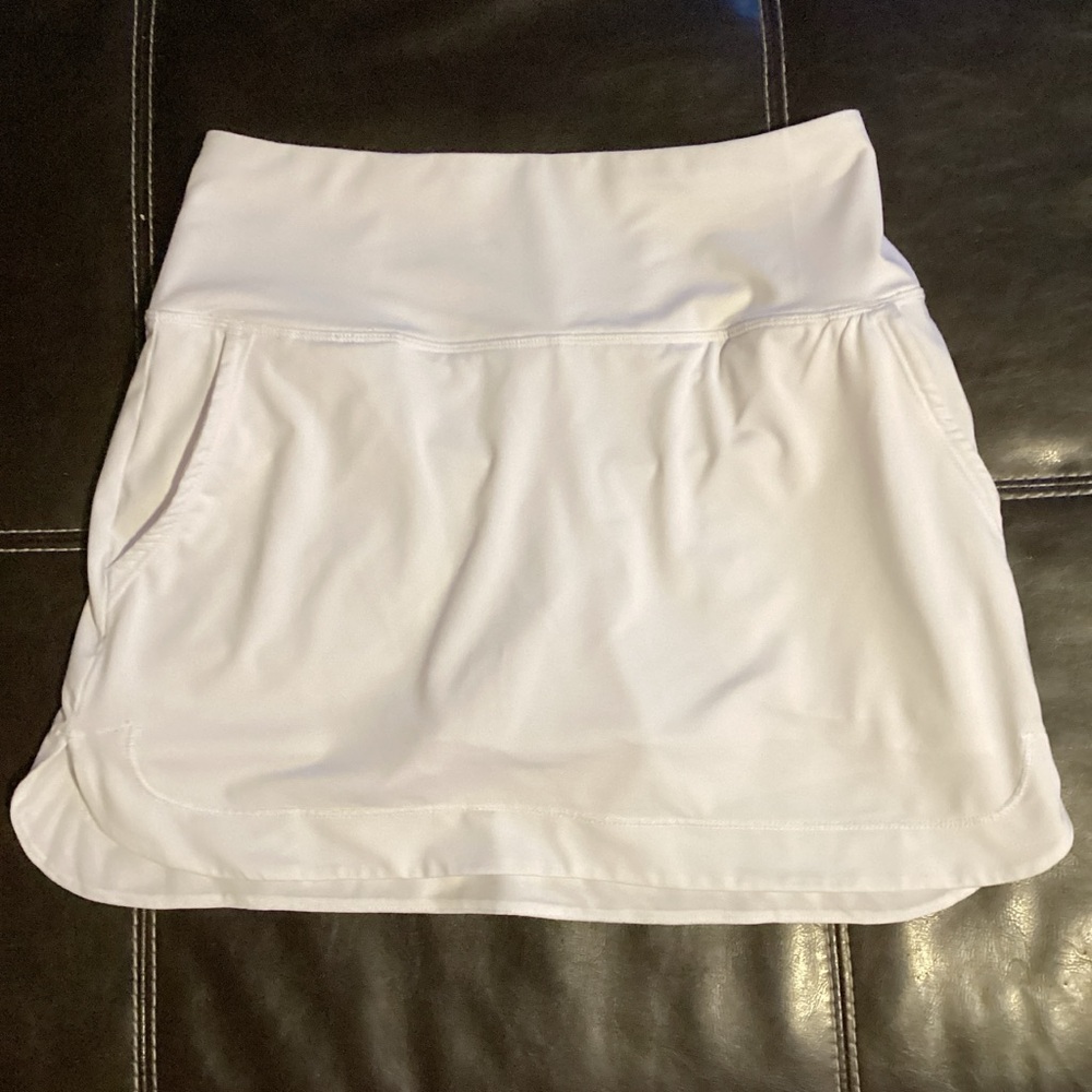 white skirt smooth finish. Features a comfortable waistband and side pockets.